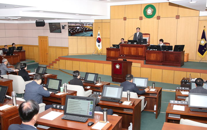 [정읍=뉴시스] 19일 열린 정읍시의회 제302회 임시회 제2차 본회의, 박일 의장이 회의를 진행하고 있다. *재판매 및 DB 금지