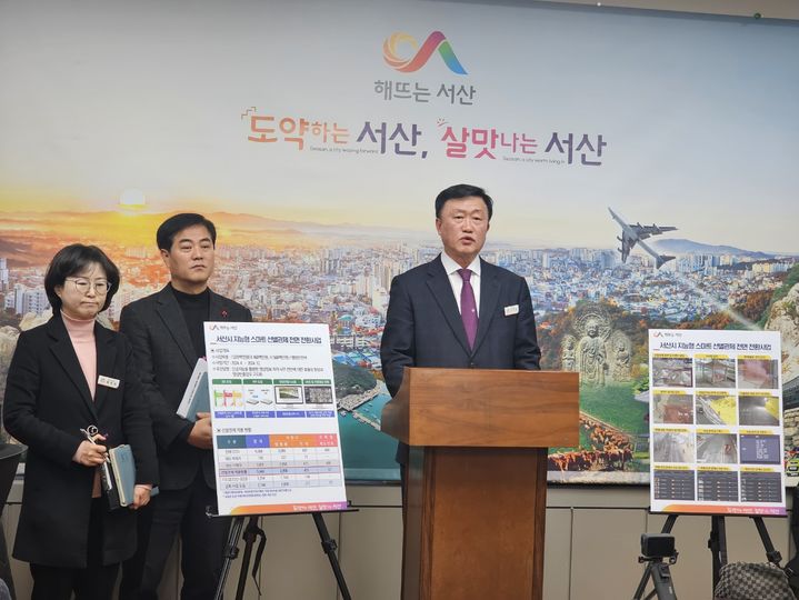 [서산=뉴시스] 김덕진 기자=이기영(오른쪽) 서산시 자치행정국장이 19일 서산시청 브리핑룸에서 스마트정보과 지능형선별관제 전면전환사업 완료 언론 브리핑을 갖고 있다. 2025.02.19. spark@newsis.com *재판매 및 DB 금지