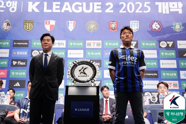 [서울=뉴시스] 프로축구 K리그2 인천유나이티드의 윤정환 감독과 이명주. (사진=한국프로축구연맹 제공) *재판매 및 DB 금지