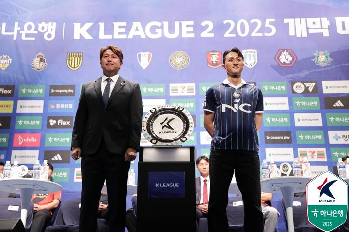 [서울=뉴시스] 프로축구 K리그2 서울이랜드의 김도균 감독과 김오규. (사진=한국프로축구연맹 제공) *재판매 및 DB 금지