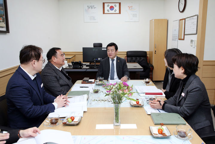 [밀양=뉴시스] 곽근석 밀양시 부시장이 내일동 행정복지센터를 방문해 건의사항을 청취하고 있다. (사진=밀양시 제공) 2025.02.19. photo@newsis.com *재판매 및 DB 금지