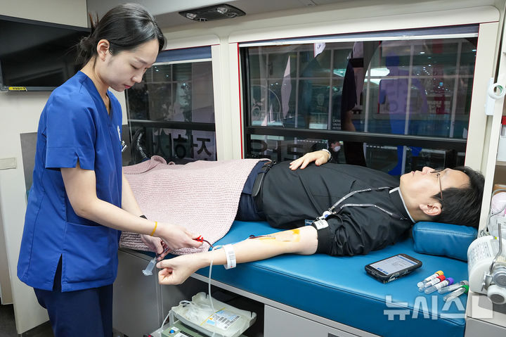 [인천=뉴시스] 19일 가톨릭관동대학교 국제성모병원장 고동현 신부가 사랑의 헌혈 캠페인에 참여하고 있다. (사진=가톨릭관동대 국제성모병원 제공) 2025.02.19. photo@newsis.com 
