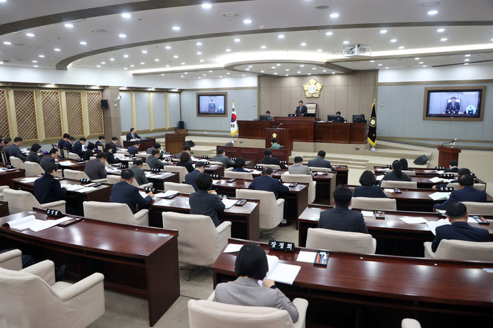 [수원=뉴시스] 경기 수원시의회가 19일 제2차 본회의를 마지막으로 올해 첫 회기인 제390회 임시회를 마무리했다. (사진=수원시의회 제공) 2025.02.19. photo@newsis.com *재판매 및 DB 금지