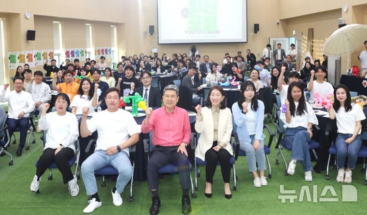 [포항=뉴시스] 송종욱 기자 = 포항시가 고용노동부 '2025년 청년도전지원' 사업 공모에 선정돼 국비 5억1000만원을 확보해 구직 단념 청년 120명을 대상으로 취업을 지원한다. 사진은 지난해 4월 포항청춘센터&청년창업플랫폼에서 '청년 포럼'이 열린 후 기념 촬영하는 모습. (사진=포항시 제공) 2025.02.19. photo@newsis.com