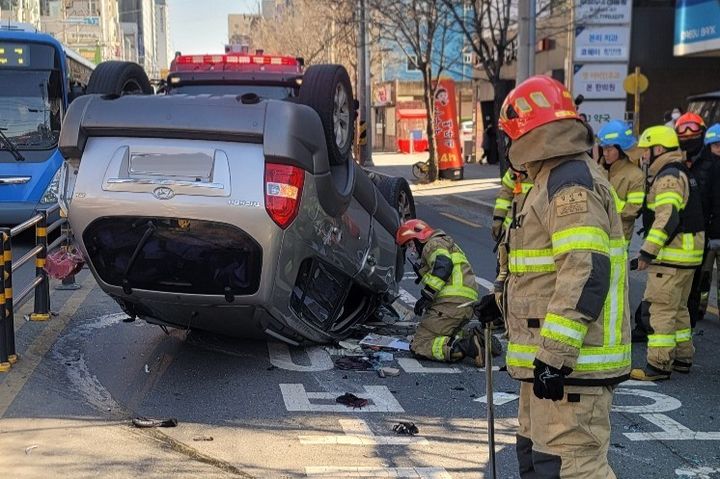 [대구=뉴시스] 19일 낮 12시30분께 달서구 장기동의 한 도로를 주행하던 차량이 전봇대를 들이받고 뒤집혔다. (사진=대구 달서소방서 제공) 2025.02.19. photo@newsis.com *재판매 및 DB 금지