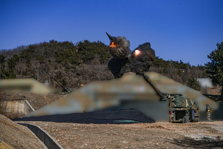 [서울=뉴시스] 서북도서방위사령부 예하 포병부대가 K-9 해상사격훈련을 실시하고 있다. (사진=합동참모본부 제공) 2025.02.19. photo@newsis.com *재판매 및 DB 금지