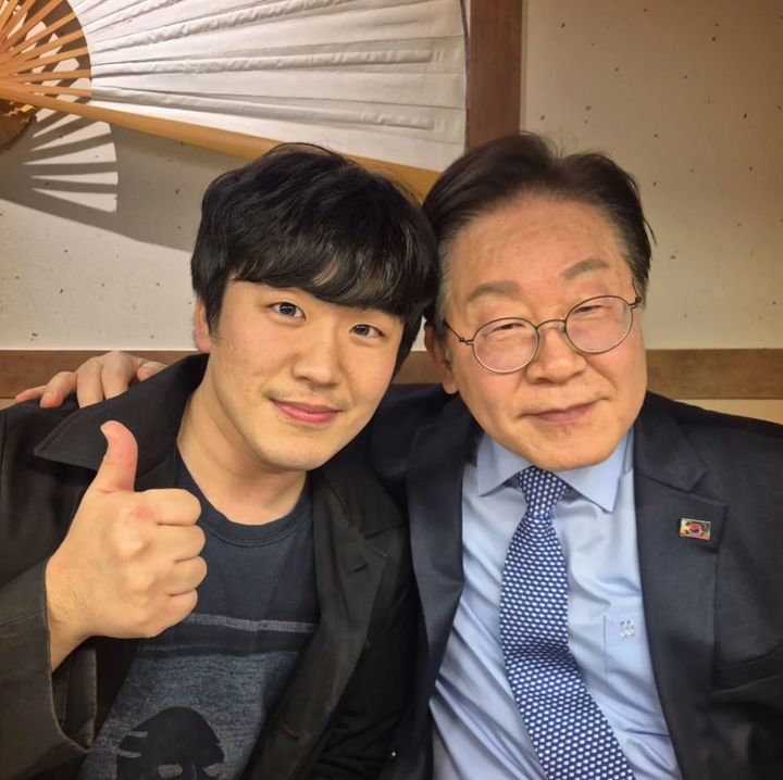[서울=뉴시스] 이재명 더불어민주당 대표와 황희두 노무현 재단 이사(오른쪽) (사진=황희두 이사 인스타그램 캡처) *재판매 및 DB 금지