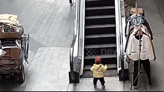 [서울=뉴시스] 중국의 한 쇼핑몰에서 어린 소녀가 에스컬레이터에 손가락이 끼이는 사고가 발생했다. (출처=docnhanh) 2025.02.19. photo@newsis.com *재판매 및 DB 금지 *재판매 및 DB 금지