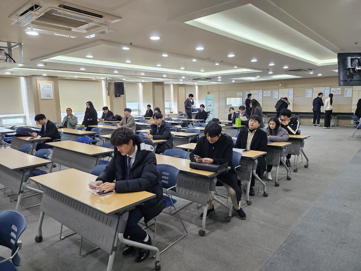 [광주=뉴시스] 광주지방고용노동청은 19일 광주고용센터 11층 상설 채용관에서 AI 등 IT분야 직업훈련기관과 협력하여 청년들을 위한 '일자리 수요데이 in 광주'를 개최했다. (사진 = 광주지방고용노동청 제공) 2025.02.19. photo@newsis.com *재판매 및 DB 금지