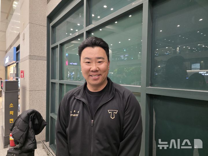[인천공항=뉴시스] 김희준 기자 = 이범호 KIA 타이거즈 감독이 미국 캘리포니아주 어바인에서 진행된 1차 스프링캠프를 마치고 귀국한 뒤 취재진과 인터뷰를 하고 있다. 2025.02.19jinxijun@newsis.com 