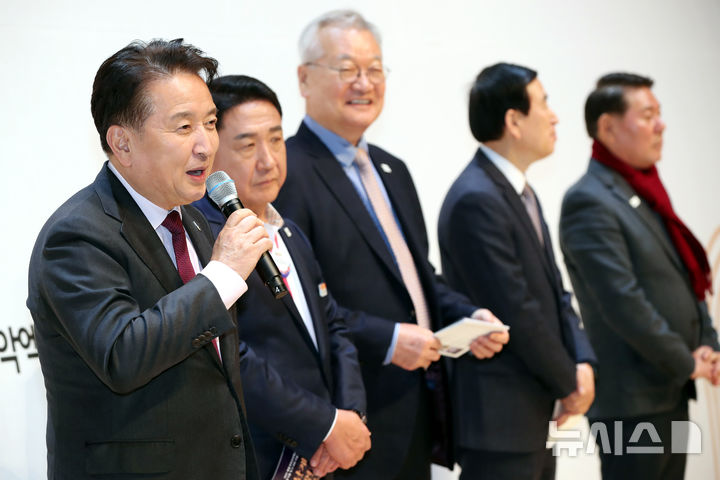 [청주=뉴시스] 김영환(왼쪽) 2025 영동세계국악엑스포 공동조직위원장(충북지사)이 19일 오후 청주시 흥덕구 사직1동 청주예술의전당에서 열린 엑스포 성공 기원 D-200 기념행사에서 인사말을 하고 있다. (사진=충북도 제공) 2025.02.19. photo@newsis.com *재판매 및 DB 금지