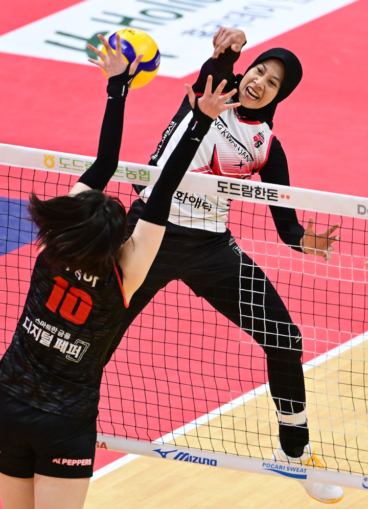 [서울=뉴시스] 프로배구 페퍼저축은행 박정아(왼쪽)가 19일 페퍼스타디움에서 열린 도드람 2024~2025 V-리그 여자부 5라운드 경기에서 정관장 메가의 공격을 블로킹으로 막아내고 있다. (사진=KOVO 제공) 2025.02.19. *재판매 및 DB 금지