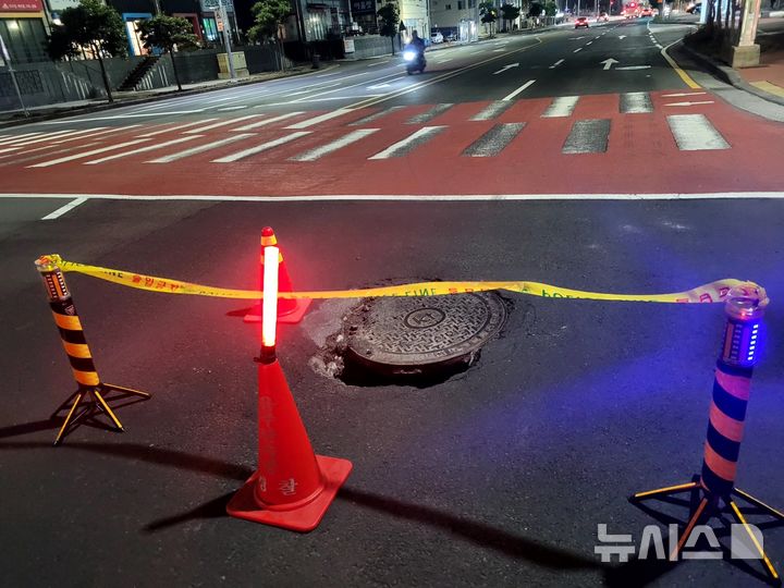 [제주=뉴시스] 19일 오후 제주시 건입동 제주항 1부두 인근 도로에서 땅꺼짐 현상이 나타나 소방당국과 경찰이 안전 조치에 나서고 있다. (사진=제주소방안전본부 제공) 2025.02.19. 0photo@newsis.com 