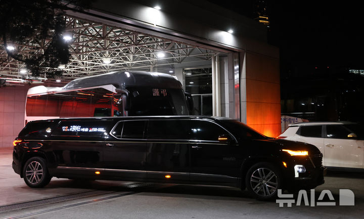 [서울=뉴시스] 김혜진 기자 = 19일 오전 서울 송파구 아산병원 장례식장에서 고(故) 김새론의 발인이 끝난 후 운구차량이 장례식장을 나서고 있다. (공동취재) 2024.02.19. jini@newsis.com