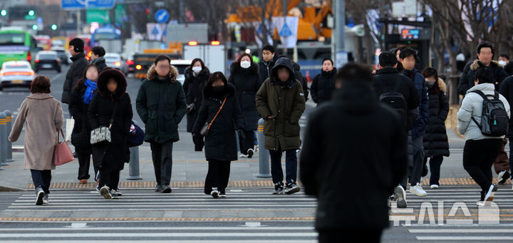 [서울=뉴시스] 김금보 기자 = 서울 종로구 세종대로사거리에서 시민들이 이동하고 있다. 2025.02.19. kgb@newsis.com
