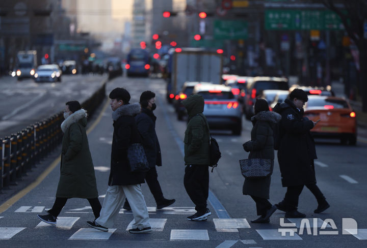 [서울=뉴시스] 김금보 기자 = 서울 아침 최저 기온이 영하 7도를 보인 19일 서울 종로구 세종대로사거리에서 시민들이 이동하고 있다. 2025.02.19. kgb@newsis.com