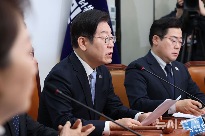 [서울=뉴시스] 권창회 기자 = 이재명 더불어민주당 대표가 19일 오전 서울 여의도 국회에서 열린 최고위원회의에서 발언하고 있다. 2025.02.19. kch0523@newsis.com