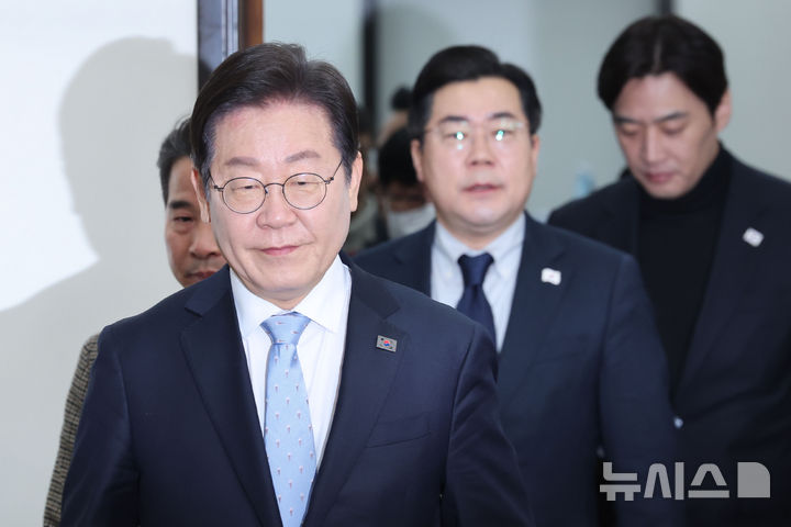[서울=뉴시스] 권창회 기자 = 이재명 더불어민주당 대표가 19일 오전 서울 여의도 국회에서 열린 최고위원회의에 참석하고 있다. 2025.02.19. kch0523@newsis.com