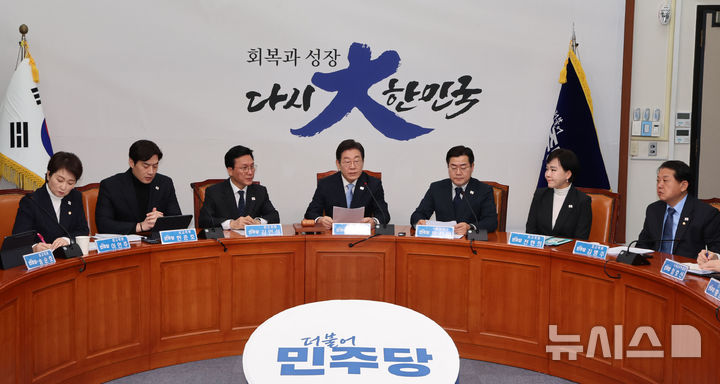 [서울=뉴시스] 권창회 기자 = 이재명 더불어민주당 대표가 19일 오전 서울 여의도 국회에서 열린 최고위원회의에서 발언하고 있다. 2025.02.19. kch0523@newsis.com