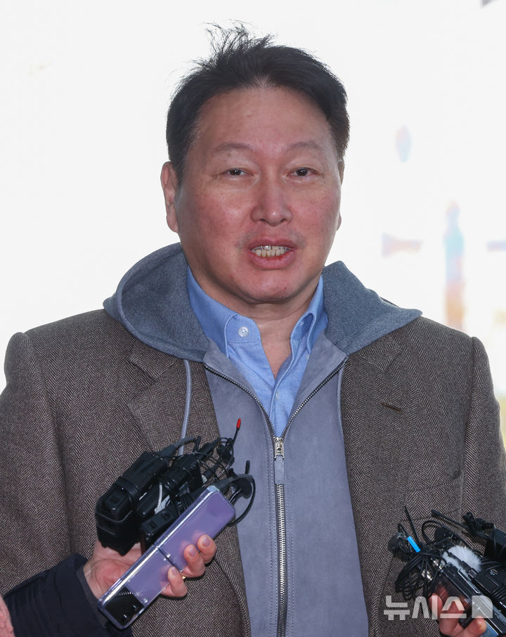 [서울=뉴시스] 황준선 기자 = 최태원 SK그룹 겸 대한상공회의소 회장이 대미(對美) 통상 아웃리치 사절단 활동을 위해 19일 오전 서울 강서구 김포비즈니스항공센터를 통해 미국으로 출국하며 취재진의 질문에 답변하고 있다. 최 회장을 비롯한 20여개 그룹 관계자들로 구성된 대미(對美) 통상 아웃리치 사절단은 도널드 트럼프 미국 대통령의 관세 정책에 대응하기 위해 백악관 고위 당국자와 미국 의회 주요 의원들과 만나 관세를 비롯한 통상 정책을 논의할 예정이다. 2025.02.19. hwang@newsis.com