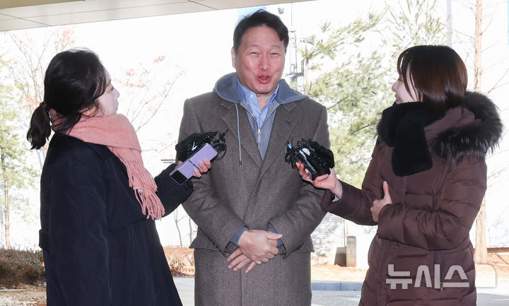 [서울=뉴시스] 황준선 기자 = 최태원 SK그룹 겸 대한상공회의소 회장이 대미(對美) 통상 아웃리치 사절단 활동을 위해 19일 오전 서울 강서구 김포비즈니스항공센터를 통해 미국으로 출국하며 취재진의 질문에 답변하고 있다. 최 회장을 비롯한 20여개 그룹 관계자들로 구성된 대미(對美) 통상 아웃리치 사절단은 도널드 트럼프 미국 대통령의 관세 정책에 대응하기 위해 백악관 고위 당국자와 미국 의회 주요 의원들과 만나 관세를 비롯한 통상 정책을 논의할 예정이다. 2025.02.19. hwang@newsis.com