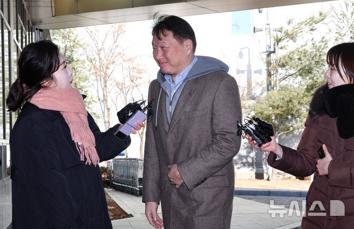 [서울=뉴시스] 황준선 기자 = 최태원 SK그룹 겸 대한상공회의소 회장이 대미(對美) 통상 아웃리치 사절단 활동을 위해 19일 오전 서울 강서구 김포비즈니스항공센터를 통해 미국으로 출국하고 있다. 최 회장을 비롯한 20여개 그룹 관계자들로 구성된 대미(對美) 통상 아웃리치 사절단은 도널드 트럼프 미국 대통령의 관세 정책에 대응하기 위해 백악관 고위 당국자와 미국 의회 주요 의원들과 만나 관세를 비롯한 통상 정책을 논의할 예정이다. 2025.02.19. hwang@newsis.com