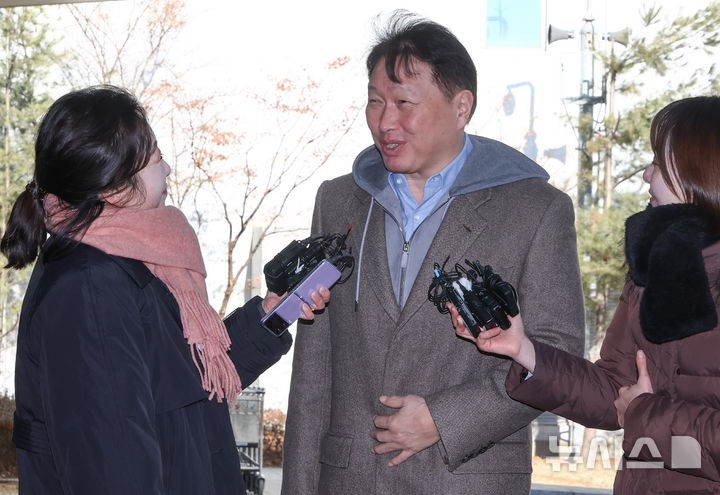 [서울=뉴시스] 황준선 기자 = 최태원 SK그룹 겸 대한상공회의소 회장이 대미(對美) 통상 아웃리치 사절단 활동을 위해 19일 오전 서울 강서구 김포비즈니스항공센터를 통해 미국으로 출국하며 취재진의 질문에 답변하고 있다. 최 회장을 비롯한 20여개 그룹 관계자들로 구성된 대미(對美) 통상 아웃리치 사절단은 도널드 트럼프 미국 대통령의 관세 정책에 대응하기 위해 백악관 고위 당국자와 미국 의회 주요 의원들과 만나 관세를 비롯한 통상 정책을 논의할 예정이다. 2025.02.19. hwang@newsis.com