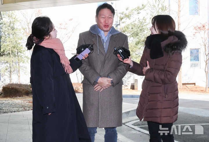 [서울=뉴시스] 황준선 기자 = 최태원 SK그룹 겸 대한상공회의소 회장이 대미(對美) 통상 아웃리치 사절단 활동을 위해 19일 오전 서울 강서구 김포비즈니스항공센터를 통해 미국으로 출국하며 취재진의 질문에 답변하고 있다. 최 회장을 비롯한 20여개 그룹 관계자들로 구성된 대미(對美) 통상 아웃리치 사절단은 도널드 트럼프 미국 대통령의 관세 정책에 대응하기 위해 백악관 고위 당국자와 미국 의회 주요 의원들과 만나 관세를 비롯한 통상 정책을 논의할 예정이다. 2025.02.19. hwang@newsis.com