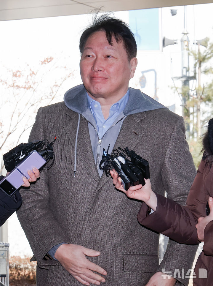 [서울=뉴시스] 황준선 기자 = 최태원 SK그룹 겸 대한상공회의소 회장이 대미(對美) 통상 아웃리치 사절단 활동을 위해 19일 오전 서울 강서구 김포비즈니스항공센터를 통해 미국으로 출국하고 있다. 최 회장을 비롯한 20여개 그룹 관계자들로 구성된 대미(對美) 통상 아웃리치 사절단은 도널드 트럼프 미국 대통령의 관세 정책에 대응하기 위해 백악관 고위 당국자와 미국 의회 주요 의원들과 만나 관세를 비롯한 통상 정책을 논의할 예정이다. 2025.02.19. hwang@newsis.com