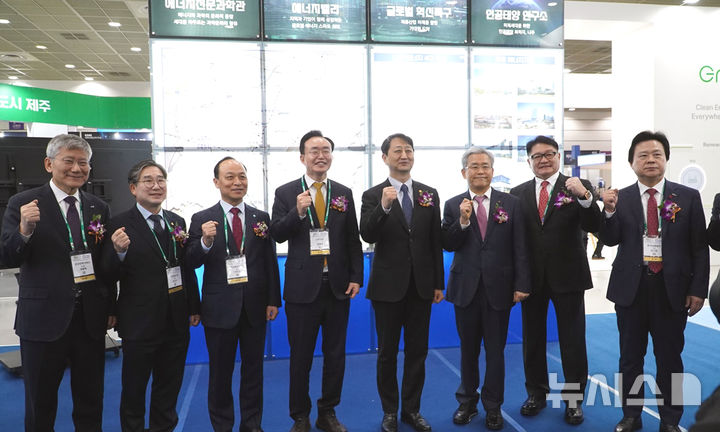 서울 코엑스에서 열린 나주 에너지밸리 '2025수도권투자유치로드쇼' 행사장에서 윤병태 나주시장(왼쪽 네 번째), 안덕근 산업부장관( " 다섯 번째), 김동철 한전사장( " 여섯 번째) 등 내빈들이 행사 성공을 기원하는 퍼포먼스를 하고 있다. (사진=나주시 제공) photo@newsis.com