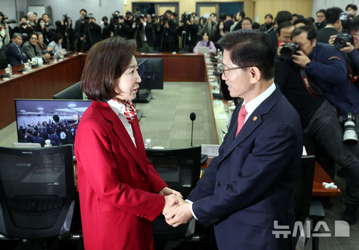 [서울=뉴시스] 조성봉 기자= 김문수 고용노동부 장관과 나경원 국민의힘 의원이 19일 오전 서울 여의도 국회 의원회관 세미나실에서 열린 2030·장년 모두 Win-Win하는 노동개혁 대토론회에서 악수를 하고 있다. 2025.02.19. suncho21@newsis.com