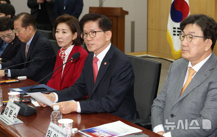[서울=뉴시스] 조성봉 기자= 김문수 고용노동부 장관이 19일 오전 서울 여의도 국회 의원회관 세미나실에서 열린 2030·장년 모두 Win-Win하는 노동개혁 대토론회에서 기조연설을 하고 있다. 2025.02.19. suncho21@newsis.com