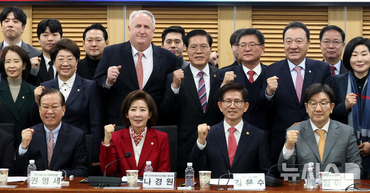 [서울=뉴시스] 조성봉 기자= 권영세 국민의힘 비상대책위원장, 권성동 원내대표, 김문수 고용노동부 장관, 나경원 의원을 비롯한 참석자들이 19일 오전 서울 여의도 국회 의원회관 세미나실에서 열린 2030·장년 모두 Win-Win하는 노동개혁 대토론회에서 기념촬영을 하고 있다. 2025.02.19. suncho21@newsis.co