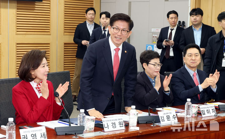 [서울=뉴시스] 조성봉 기자= 김문수 고용노동부 장관이 19일 오전 서울 여의도 국회 의원회관 세미나실에서 열린 2030·장년 모두 Win-Win하는 노동개혁 대토론회에서 인사를 하고 있다. 2025.02.19. suncho21@newsis.com
