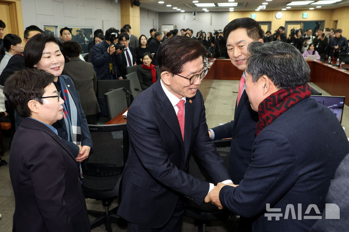[서울=뉴시스] 조성봉 기자= 김문수 고용노동부 장관이 19일 오전 서울 여의도 국회 의원회관 세미나실에서 열린 2030·장년 모두 Win-Win하는 노동개혁 대토론회에서 국민의힘 의원들과 인사하고 있다. 2025.02.19. suncho21@newsis.com