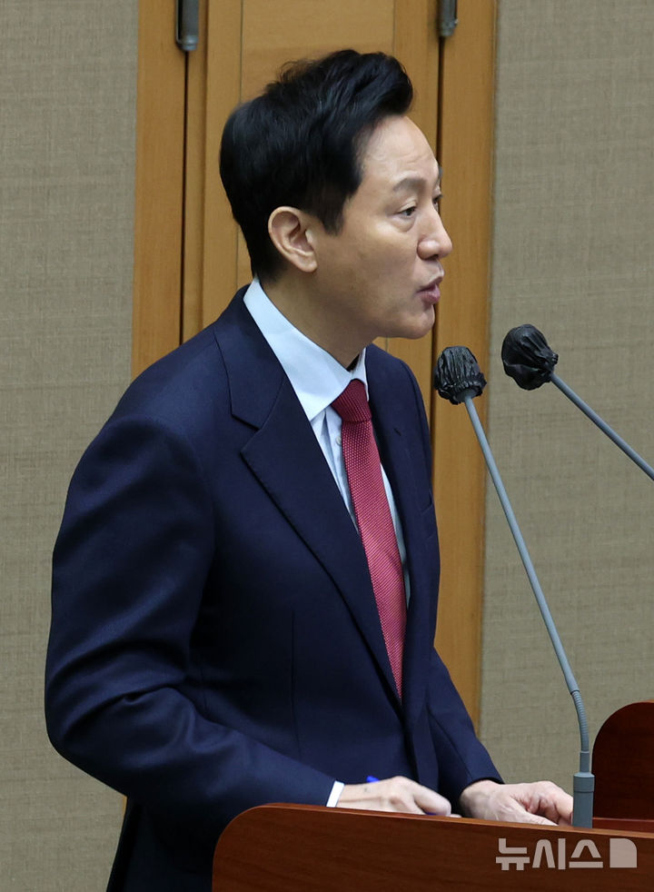 [서울=뉴시스] 이영환 기자 = 오세훈 서울시장이 19일 오전 서울 중구 서울특별시의회에서 열린 제328회 임시회 제2차 본회의에 참석해 홍국표 의원의 서울시정에 관한 질문에 답하고 있다. 2025.02.19. 20hwan@newsis.com