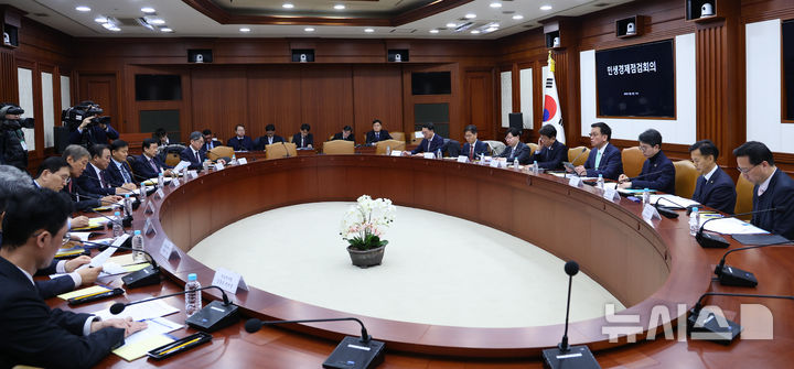 [서울=뉴시스] 최진석 기자 = 최상목 대통령 권한대행 부총리 겸 기획재정부 장관이 19일 서울 종로구 정부서울청사에서 민생경제점검회의를 주재하고 있다. 2025.02.19. myjs@newsis.com