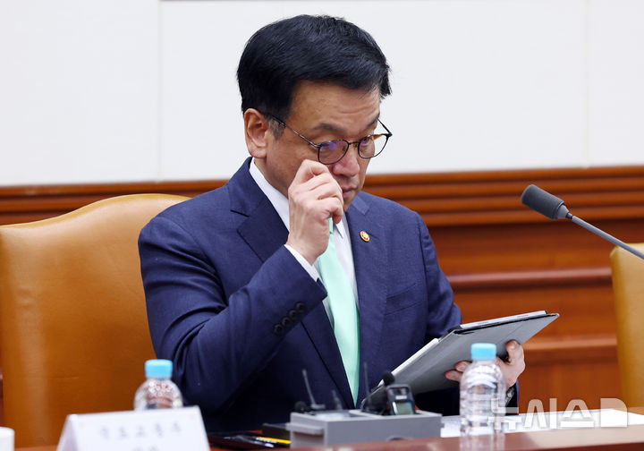 [서울=뉴시스] 최진석 기자 = 최상목 대통령 권한대행 부총리 겸 기획재정부 장관이 19일 서울 종로구 정부서울청사에서 열린 민생경제점검회의에서 자료를 살펴보고 있다. 2025.02.19. myjs@newsis.com