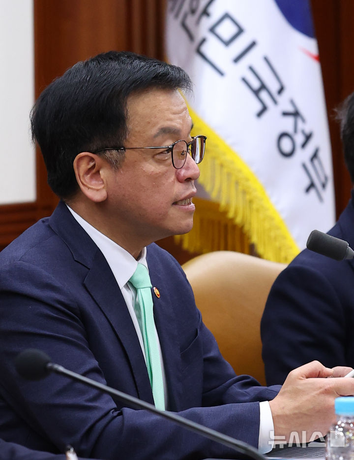 [서울=뉴시스] 최진석 기자 = 최상목 대통령 권한대행 부총리 겸 기획재정부 장관이 19일 서울 종로구 정부서울청사에서 열린 민생경제점검회의에서 발언하고 있다. 2025.02.19. myjs@newsis.com