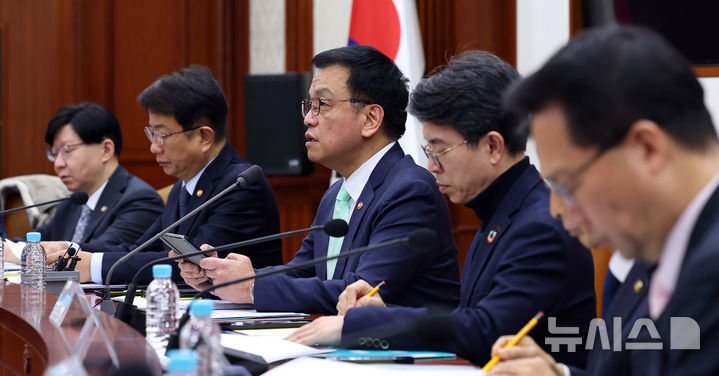 [서울=뉴시스] 최진석 기자 = 최상목 대통령 권한대행 부총리 겸 기획재정부 장관이 19일 서울 종로구 정부서울청사에서 열린 민생경제점검회의에서 발언하고 있다. 2025.02.19. myjs@newsis.com