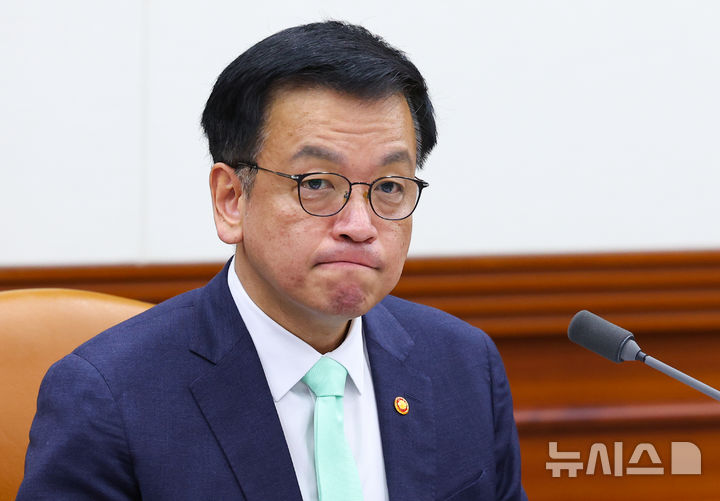 [서울=뉴시스] 최진석 기자 = 최상목 대통령 권한대행 부총리 겸 기획재정부 장관이 19일 서울 종로구 정부서울청사에서 열린 민생경제점검회의에 서 발언 후 생각에 잠겨 있다. 2025.02.19. myjs@newsis.com