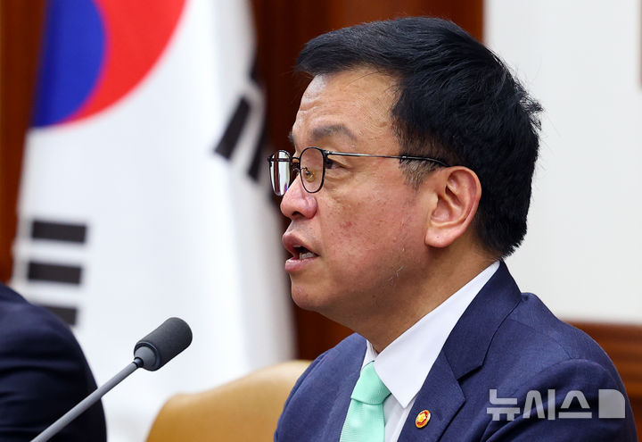 [서울=뉴시스] 최진석 기자 = 최상목 대통령 권한대행 부총리 겸 기획재정부 장관이 19일 서울 종로구 정부서울청사에서 열린 민생경제점검회의에서 발언하고 있다. 2025.02.19. myjs@newsis.com