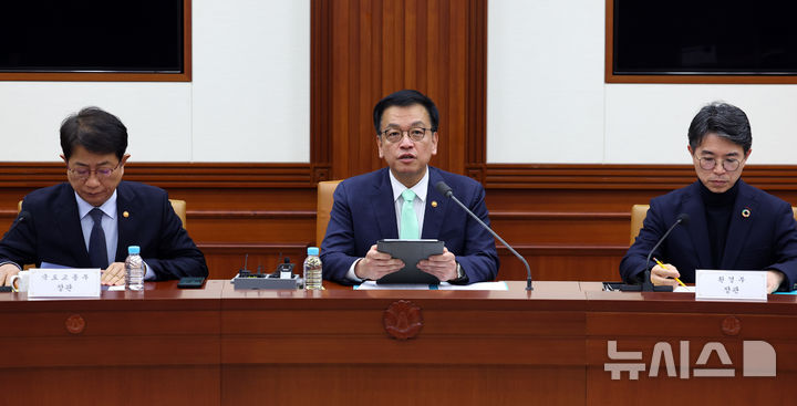 [서울=뉴시스] 최진석 기자 = 최상목 대통령 권한대행 부총리 겸 기획재정부 장관이 19일 서울 종로구 정부서울청사에서 열린 민생경제점검회의에서 발언하고 있다. 왼쪽부터 박상우 국토교통부 장관, 최 대통령 권한대행, 김완섭 환경부 장관. 2025.02.19. myjs@newsis.com