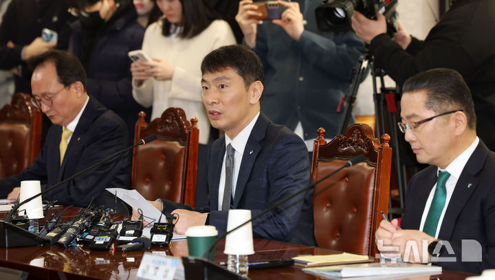 [서울=뉴시스] 홍효식 기자 = 이복현 금융감독원장이 19일 서울 중구 은행회관에서 열린 금융감독원장-은행장 간담회에서 발언하고 있다. 2025.02.19. yesphoto@newsis.com