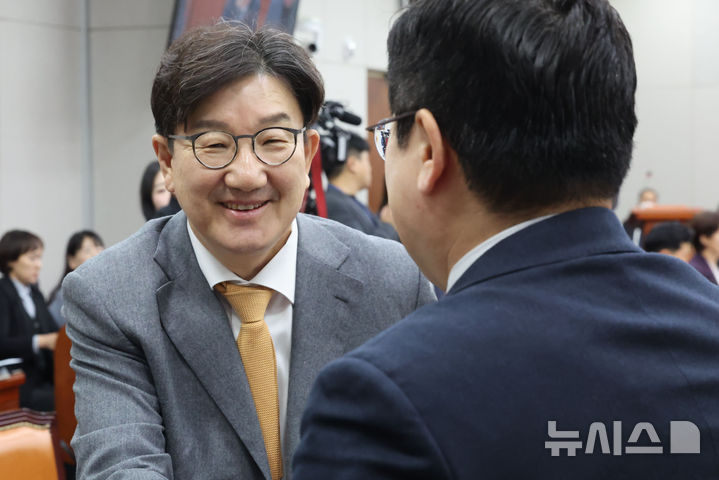[서울=뉴시스] 권창회 기자 = 19일 오전 서울 여의도 국회에서 열린 운영위원회 전체회의에서 박찬대 운영위원장과 권성동 국민의힘 원내대표가 악수하고 있다. 2025.02.19. kch0523@newsis.com