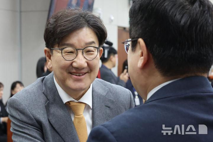 [서울=뉴시스] 권창회 기자 = 19일 오전 서울 여의도 국회에서 열린 운영위원회 전체회의에서 박찬대 운영위원장과 권성동 국민의힘 원내대표가 악수하고 있다. 2025.02.19. kch0523@newsis.com