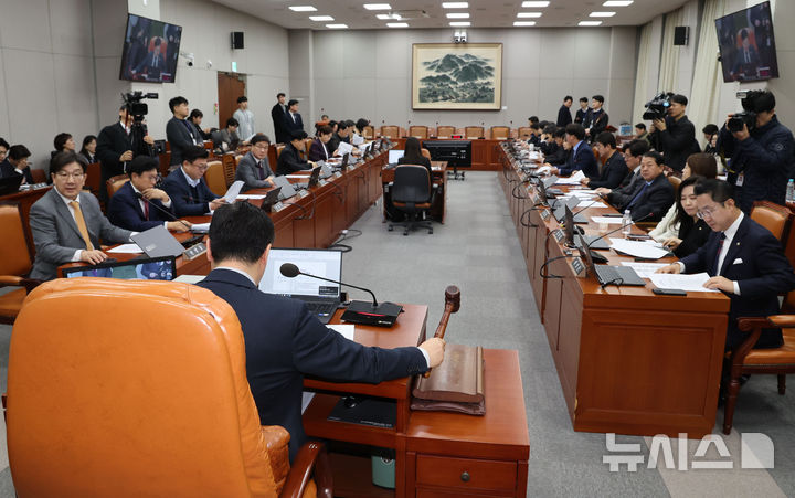 [서울=뉴시스] 권창회 기자 = 19일 오전 서울 여의도 국회에서 열린 운영위원회 전체회의에서 박찬대 운영위원장이 의사봉을 두드리고 있다. 2025.02.19. kch0523@newsis.com