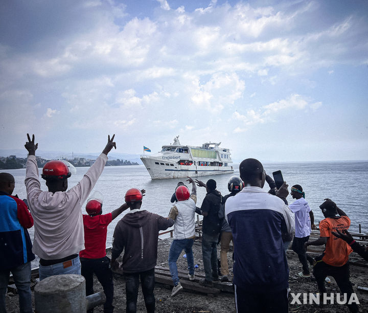 [고마=신화/뉴시스] 콩고민주공화국(민주콩고) 고마의 한 항구에서 지난 2월 18일 항구 근로자와 주민들이 입항하는 여객선을 환영하고 있다. M23 반군의 장악으로 중단됐던 고마-부카부를 잇는 키부 호수 선박 운항이 재개된 날이었다. 2025.07.20.