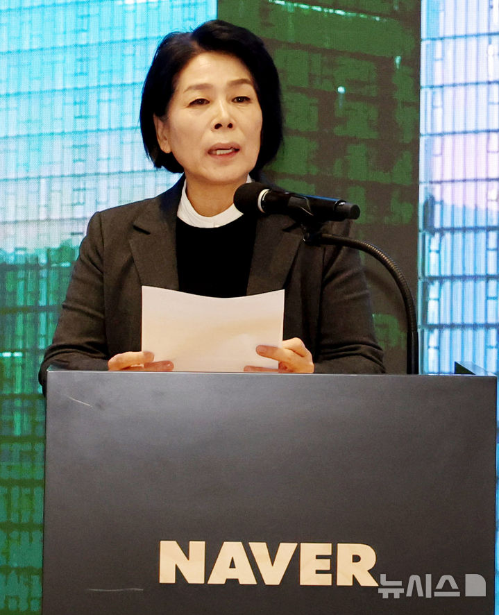 [성남=뉴시스] 추상철 기자 = 최민희 국회 과학기술정보통신위원회 위원장이 19일 오전 경기 성남시 분당구 네이버 1784에서 열린 '국내 AI 산업 발전 위한 현장 소통 강화' 현장 방문에서 인사말을 하고 있다. 2025.02.19. scchoo@newsis.com