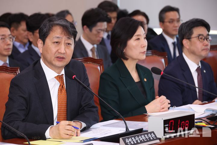 [서울=뉴시스] 조성봉 기자= 안덕근 산업통상자원부 장관이 19일 오전 서울 여의도 국회에서 열린 산업통상자원중소벤처기업위원회 전체회의에서 의원들의 질의에 답변하고 있다. 2025.02.19. suncho21@newsis.com